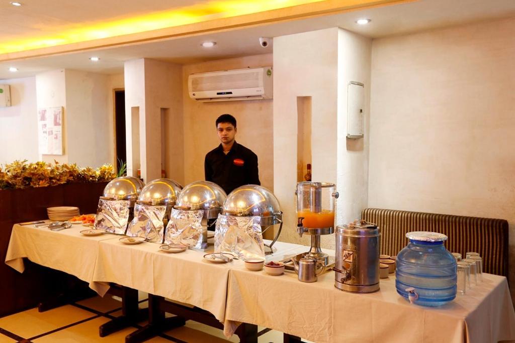Airport La Sapphire Hotel & Restaurant Нью-Дели Экстерьер фото