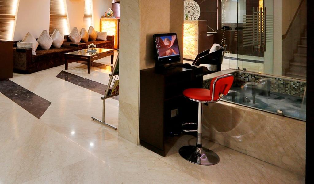 Airport La Sapphire Hotel & Restaurant Нью-Дели Экстерьер фото