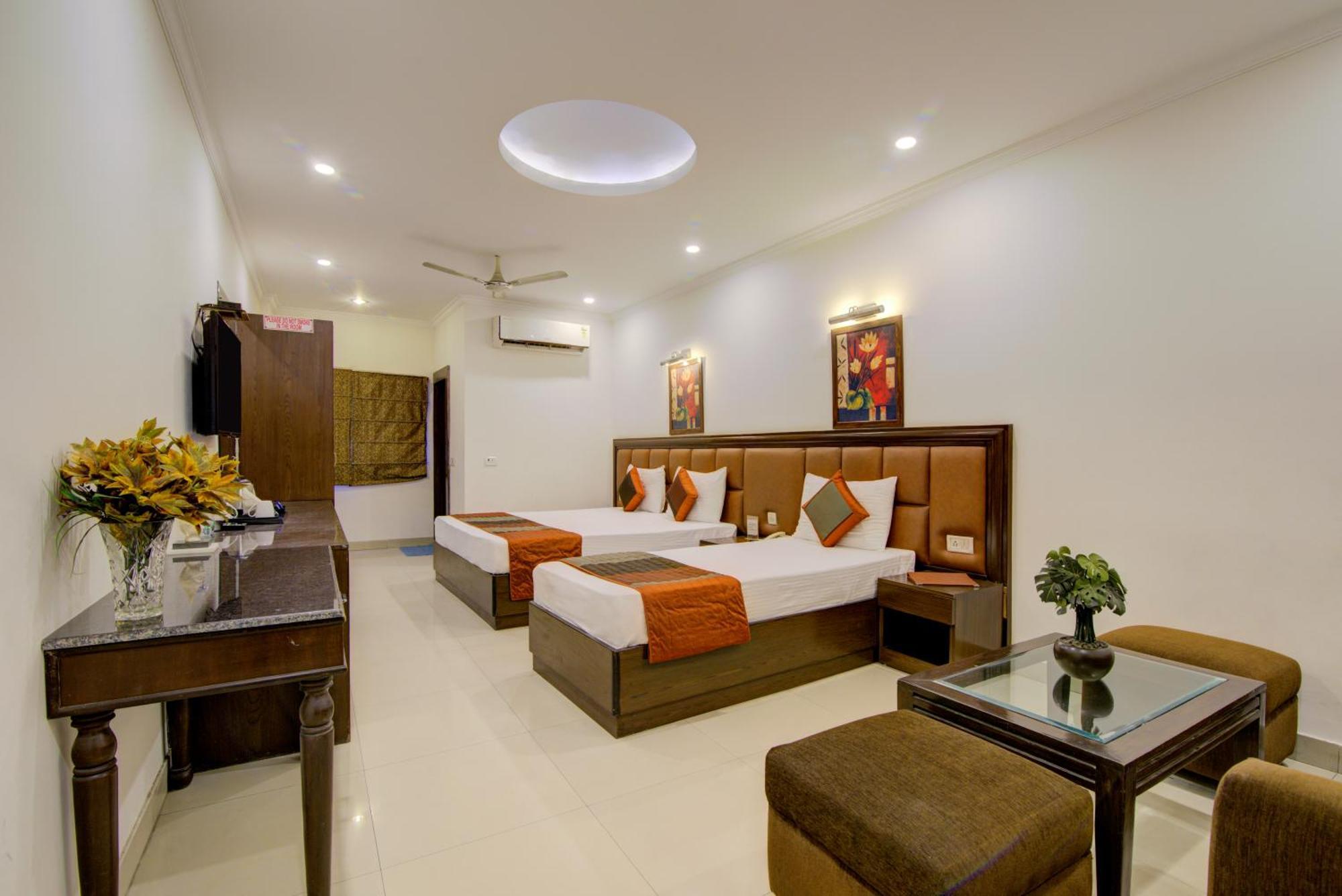 Airport La Sapphire Hotel & Restaurant Нью-Дели Экстерьер фото
